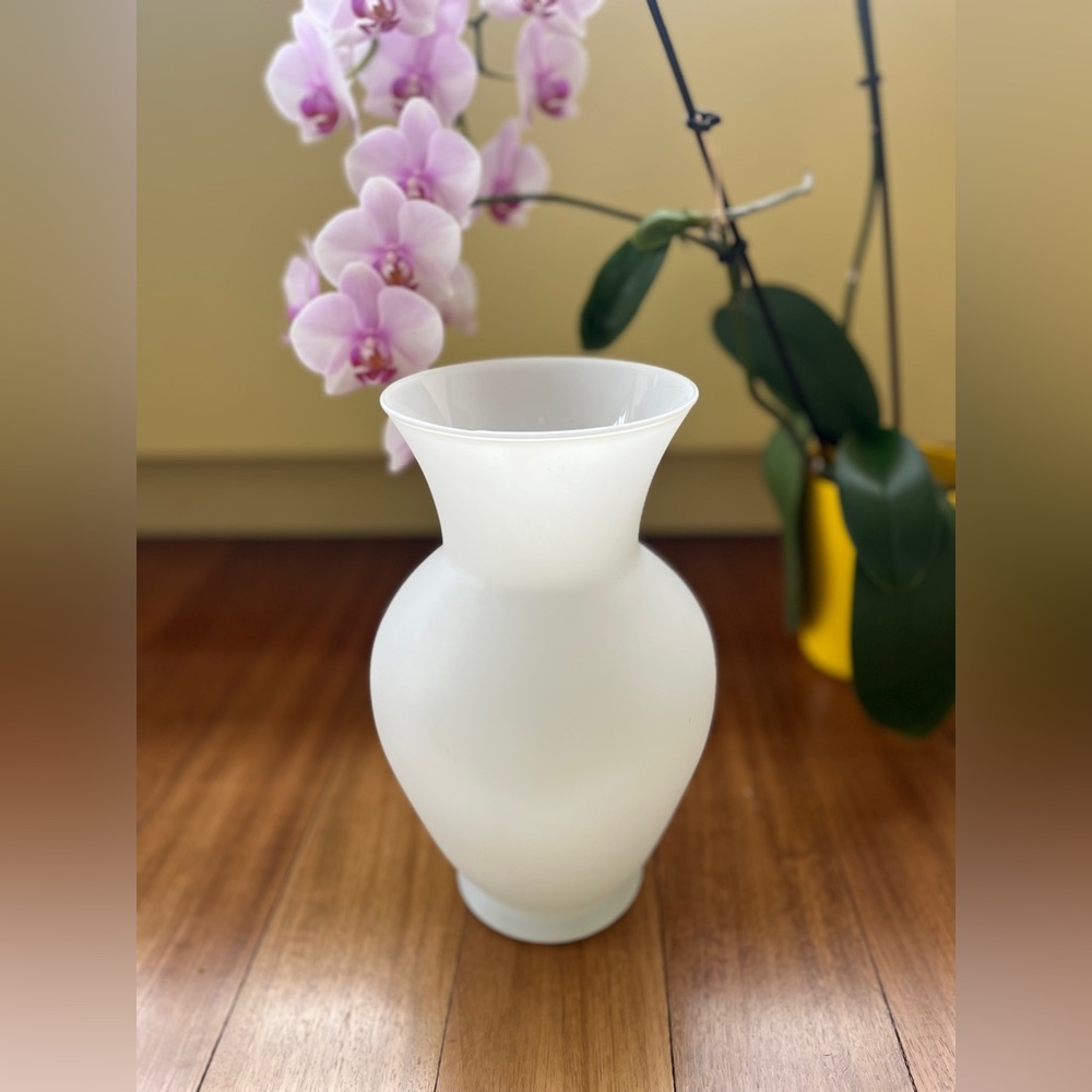 New Flower 🌺 Vase White Glass 11" tall